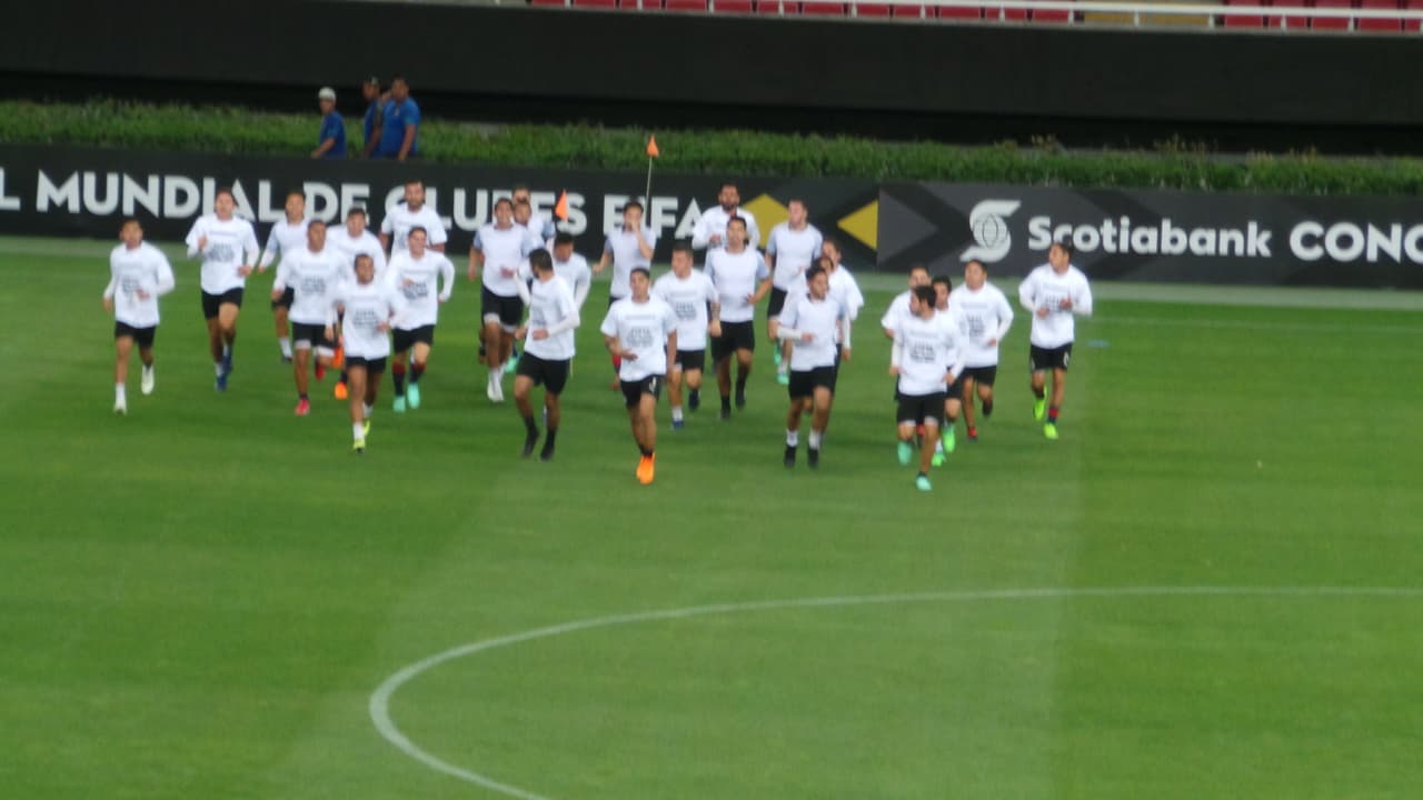 La polémica se tomó el último entrenamiento de las Chivas antes de la final de la Concacaf Liga de Campeones en el estadio Akron. Los jugadores del Rebaño cumplieron la sesión con unas playeras de protesta por la deuda que tiene la directiva con ellos en cuanto a unos premios pactados. El ambiente se caldea a menos de 24 horas del decisivo partido ante Toronto F.C.