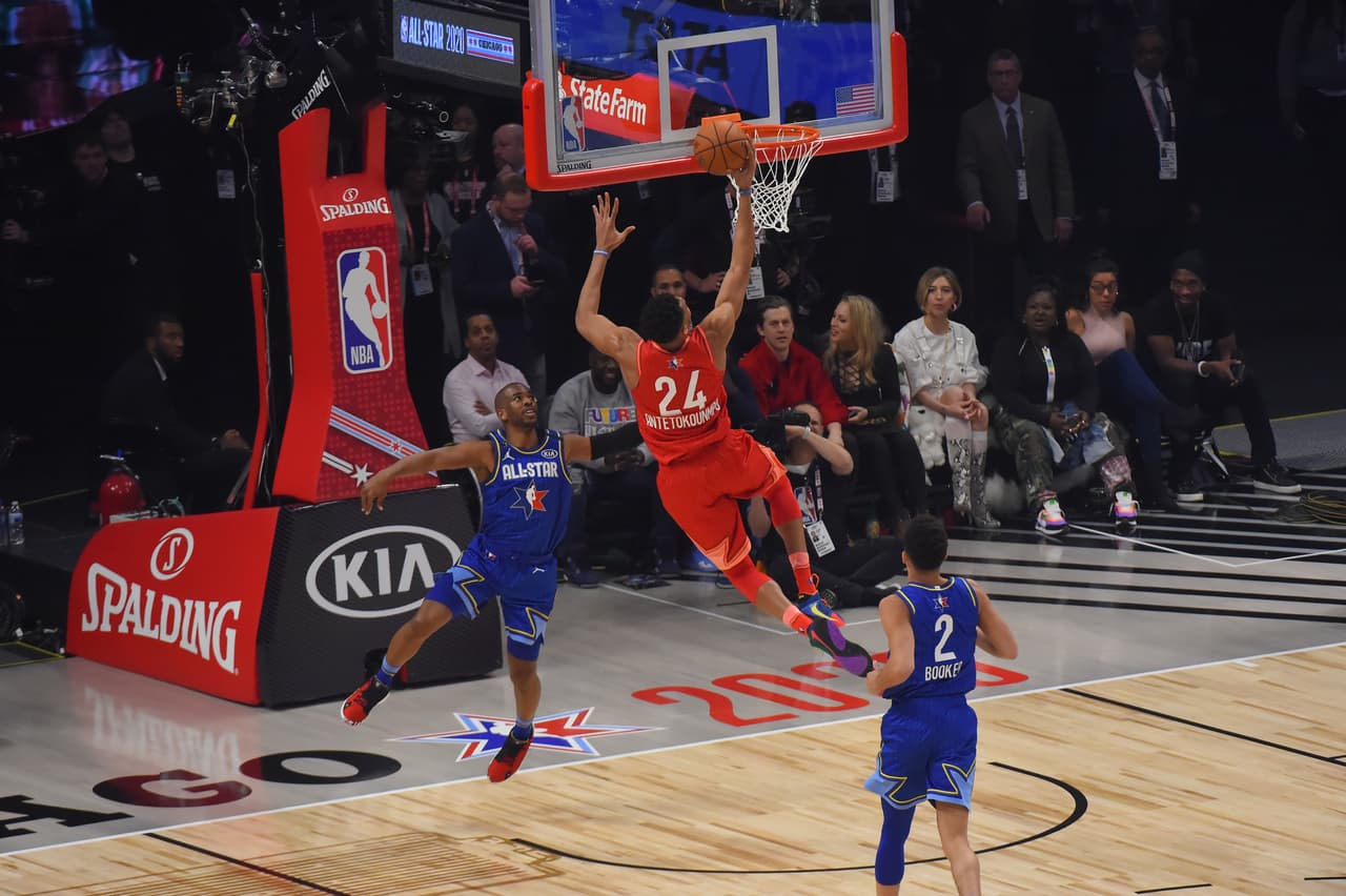 Este nuevo formato del NBA All-Star Game dio bueno frutos pues el cotejo se desarrolló con intensidad y ambos equipos buscaron el triunfo a toda costa. Finalmente Team LeBron se impuso 157 a 155 ante Team Giannis ¡Estas fotos son para enmarcar!