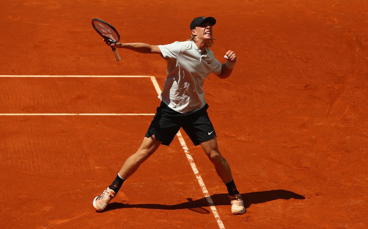 Denis Shapovalov celebró con intensidad su victoria 7-6 (5), 4-6, 6-4 contra Benoit Paire.