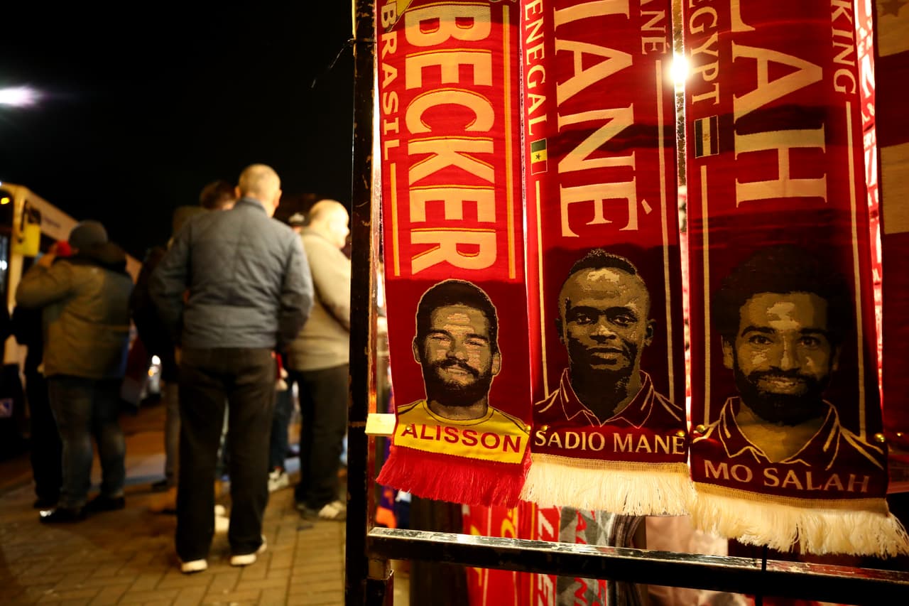 La ciudad de Liverpool se contagió de la fiebre de Champions League en el último partido del Grupo C, donde su equipo debe vencer en Anfield a Napoli por dos goles para depender de si mismo.