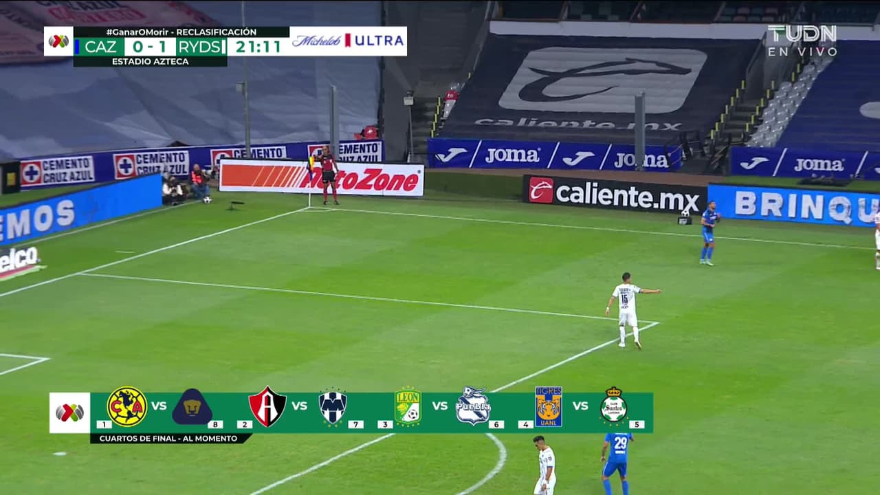 ¡TIRO ATAJADO! disparo por Santiago Giménez.