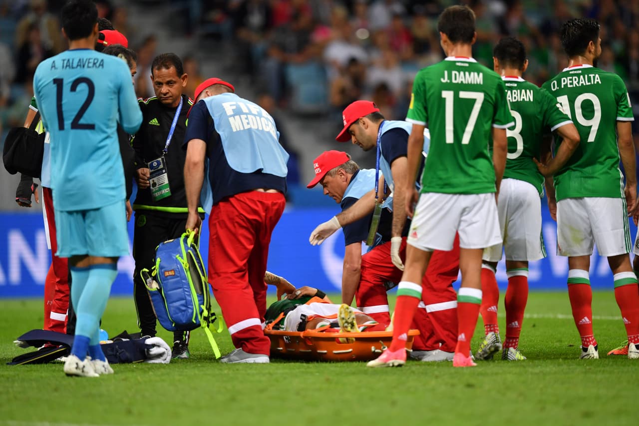 Al minuto 33, el defensa mexicano Carlos Salcedo salió lesionado del hombro y en su lugar entró Héctor Moreno.