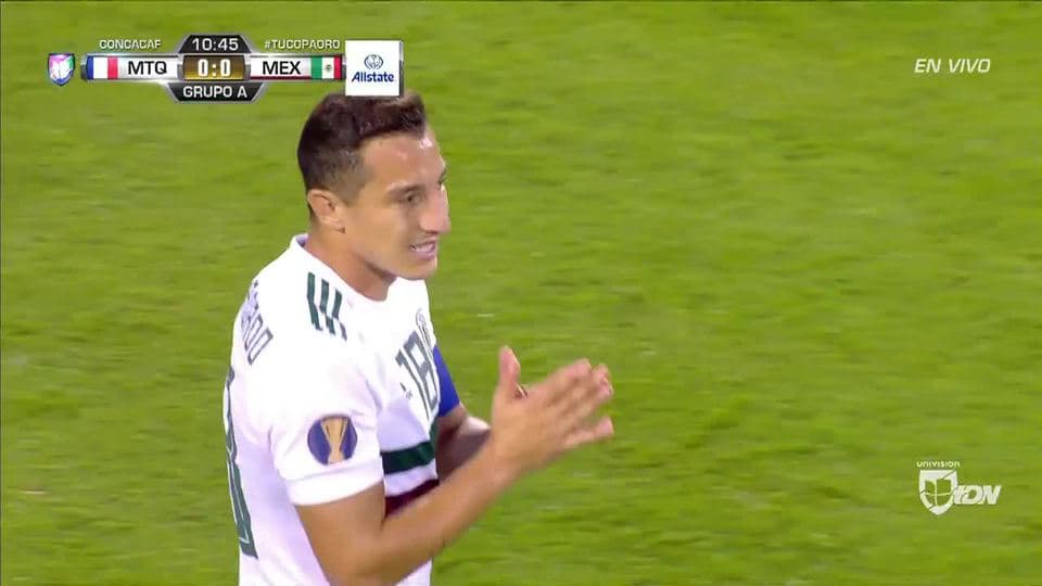 Tiro desviado de Andrés Guardado
