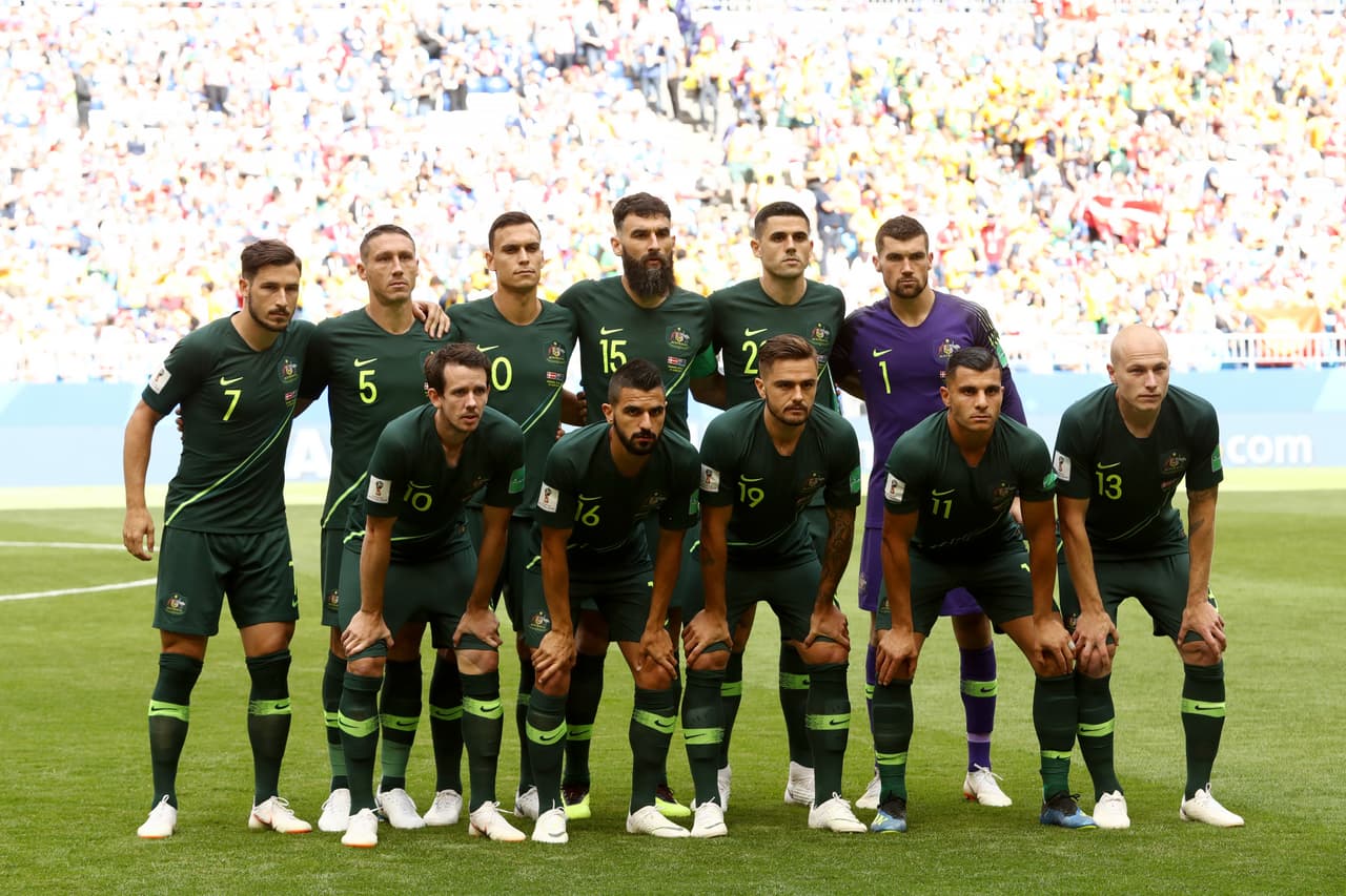 El entrenador Bert van Marwijk formó a los Socceroos con Ryan, Risdon, Sainsbury, Milligan, Behich, Jedinak, Mooy; Leckie, Kruse, Rogic y Nabbout.
