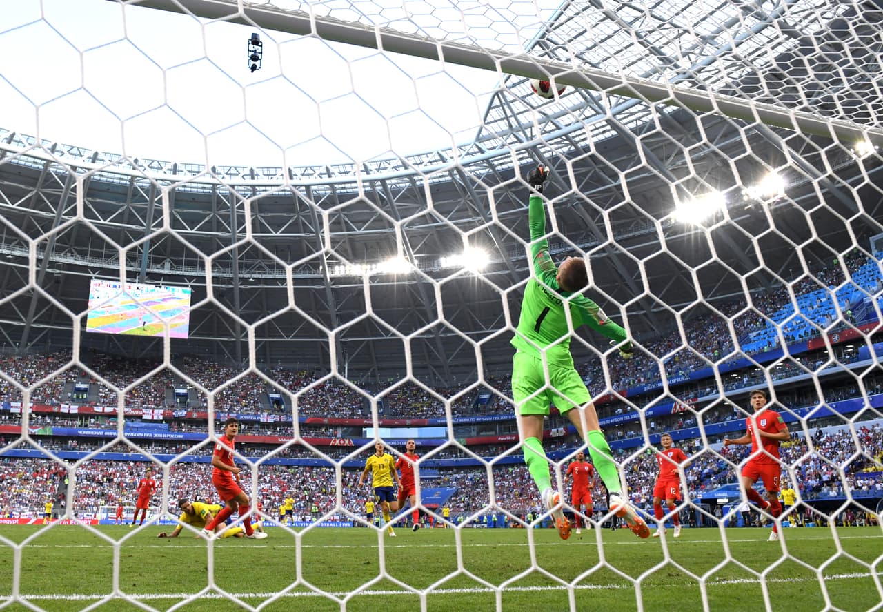 Y envió la pelota al tiro de esquina una vez más, salvando el arco inglés.