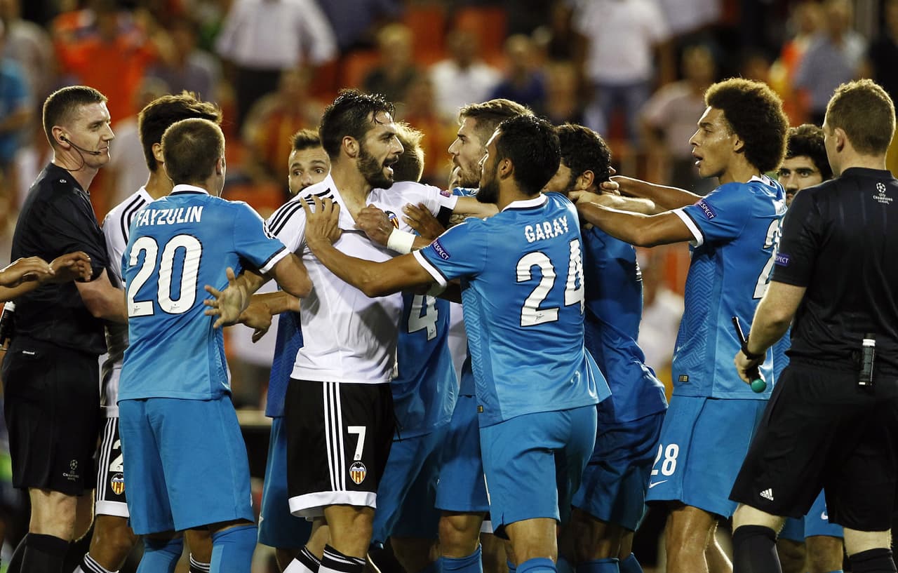 Zenit le sacó la victoria al Valencia que terminó caliente el partido.