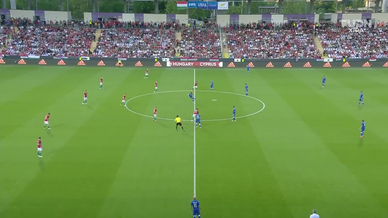 Arranca el partido y la pelota está en juego.