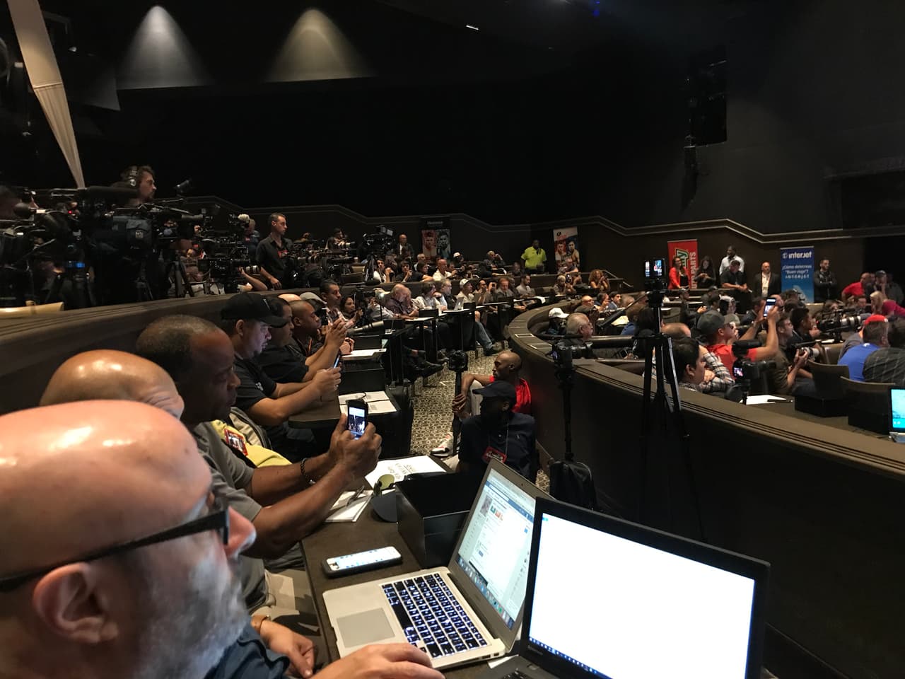 Cientos de periodistas y decenas de medios de comunicación se dieron cita para la cobertura de la pelea.