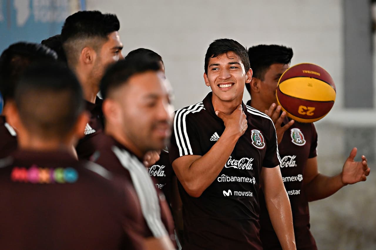 Ángel Saldívar sonríe mientras uno de sus compañeros sostiene un balón de básquetbol. Quizás fue algo divertida la práctica pero poco avanzaron en lo táctico los jugadores, por obvias razones.