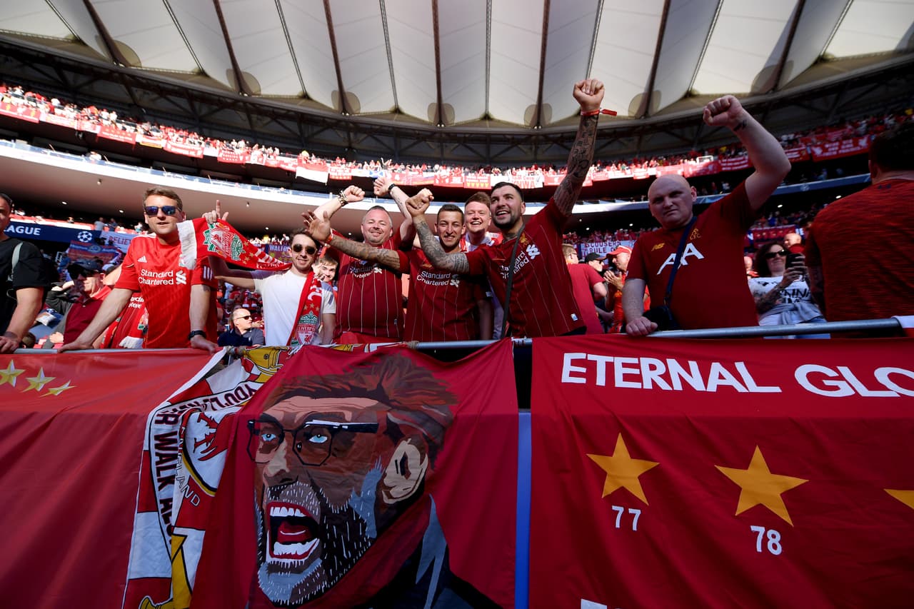 Ilusionados, con el firme deseo de que no se repita la derrota en la Final de hace un año ante el Real Madrid, los aficionados del Liverpool se fueron tomando el Metropolitano desde tempranas horas con sus banderas, playeras y bufandas alusivas al sentimiento de Anfield.