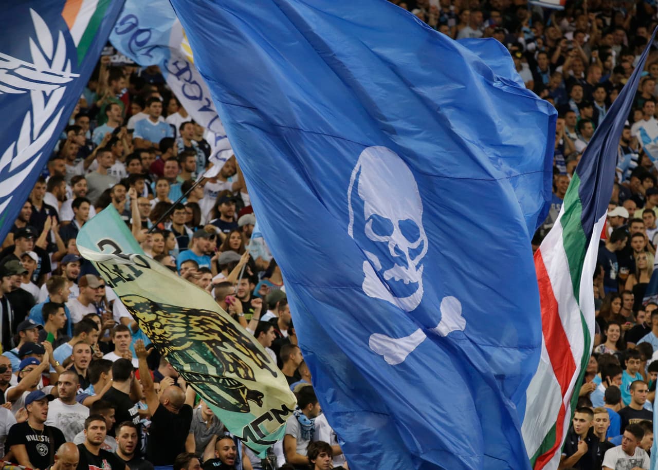 En medio de esa violencia al interior que jamás se notó en la competencia, Lazio pasó a la historia no por la calidad de su equipo sino por las pistolas en el fútbol, un mal que ha manchado la pelota.