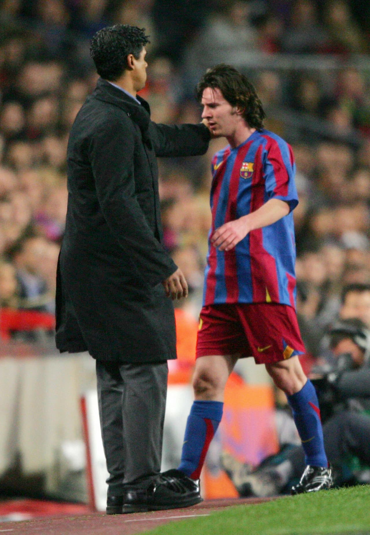 La primera lesión relevante en la carrera de Leo se dio en su temporada debut, la 2005-2006, cuando en un juego de la Champions League contra el Chelsea sufrió una rotura muscular en la pierna derecha que lo alejó de las canchas dos meses y medio.