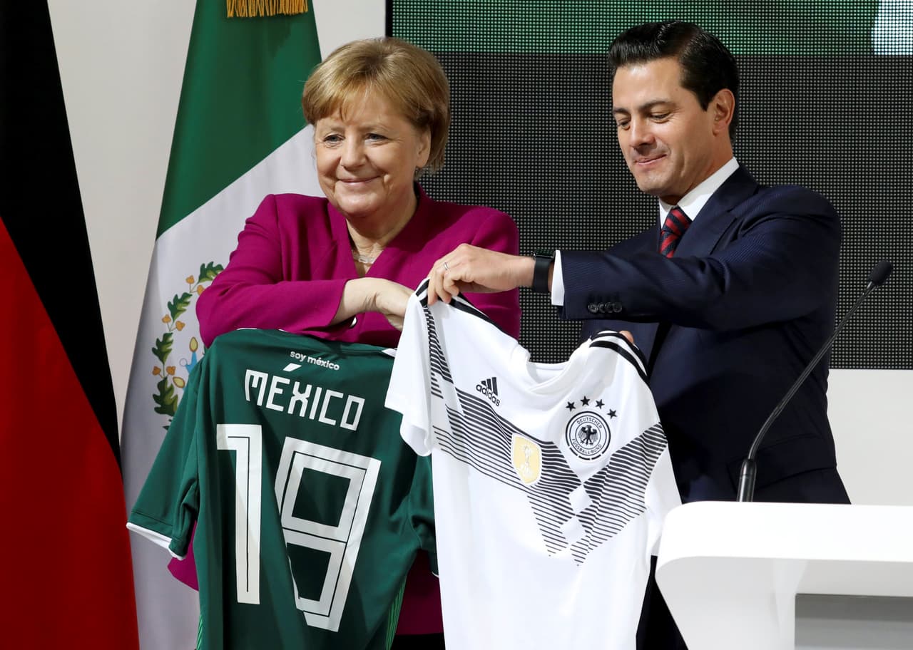 Intercambio de playeras de México y Alemania entre Peña Nieto y Merkel
