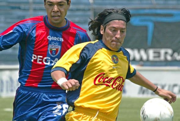 Después de 63 partidos y 33 goles con los azulcremas, el chileno fue clave con las Águilas, en especial en la Final del Verano 2002 con un gol que empató el marcador global en el momento que parecía que Necaxa tenía ganada la Final para llevarse el campeonato.