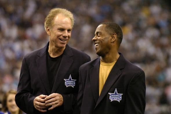 Remontándonos a la historia tenemos a Roger Thomas Staubach, el mariscal de campo lució como profesional vistiendo solamente la playera de los Vaqueros de Dallas durante una década.