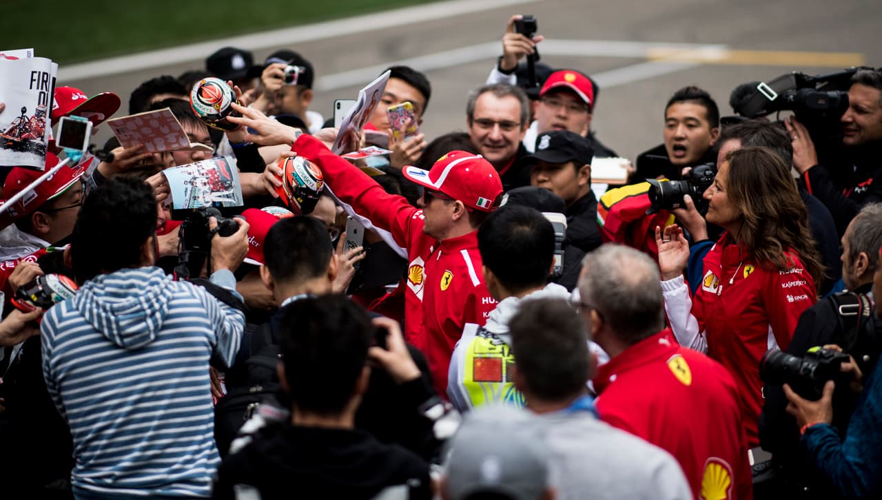 Los fanáticos asiáticos vivieron con emoción la llegada de los pilotos a la pista de Shanghai para la segunda carrera de la temporada de Fórmula 1 en el Gran Premio de China entre fotos y autógrafos.