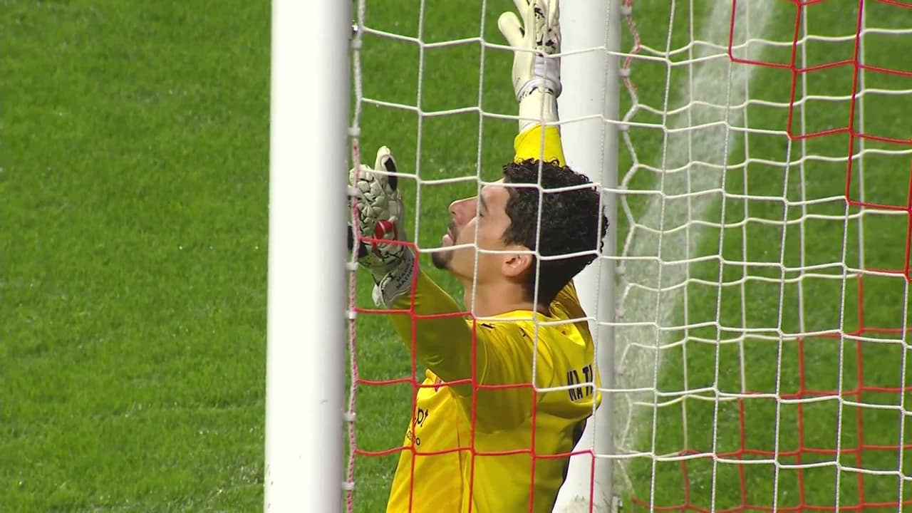Arranca el partido y la pelota está en juego.