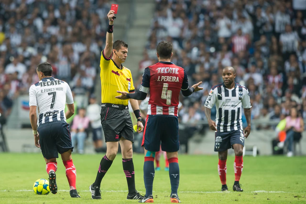 Al parecer, los futbolistas de Chivas están aprendiendo las malas prácticas de algunos de sus dirigentes, pues ya hablan de más. Jair Pereira se ganó la doble amarilla sólo por "decirle linduras" al silbante (y eso no va con lo que significa portar el brazalete de capitán).