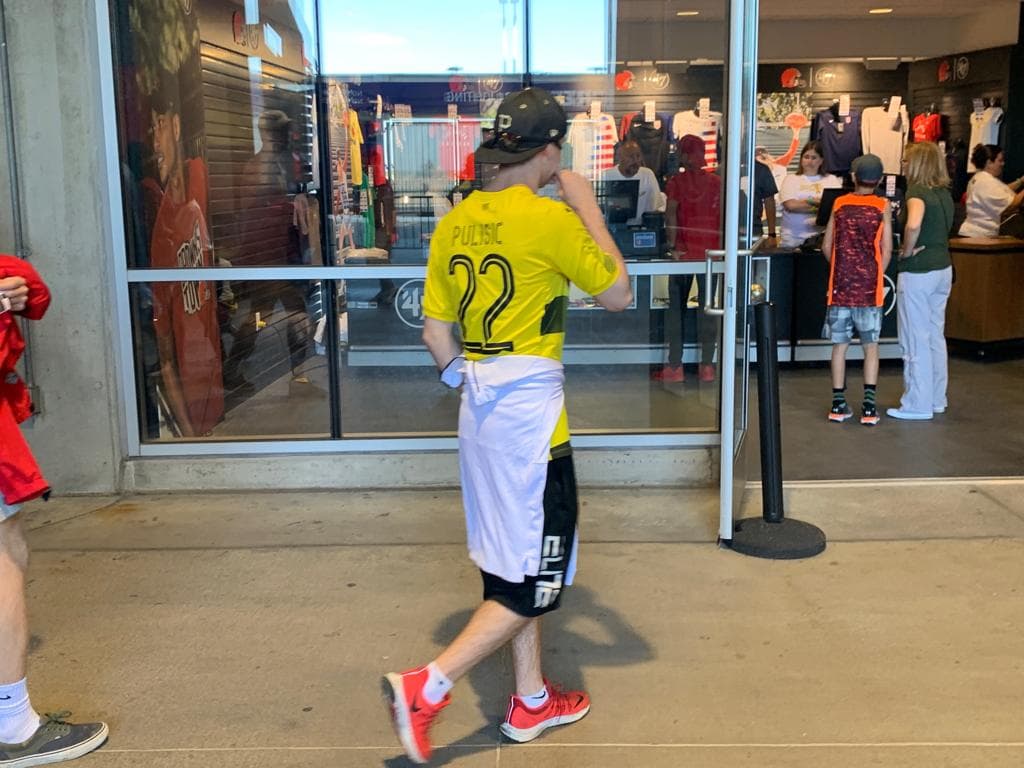 Los fanáticos estadounidenses y trinitenses se preparan en el FirstEnergy Stadium de Cleveland, Ohio, para su encuentro en el Grupo D de la Copa Oro.