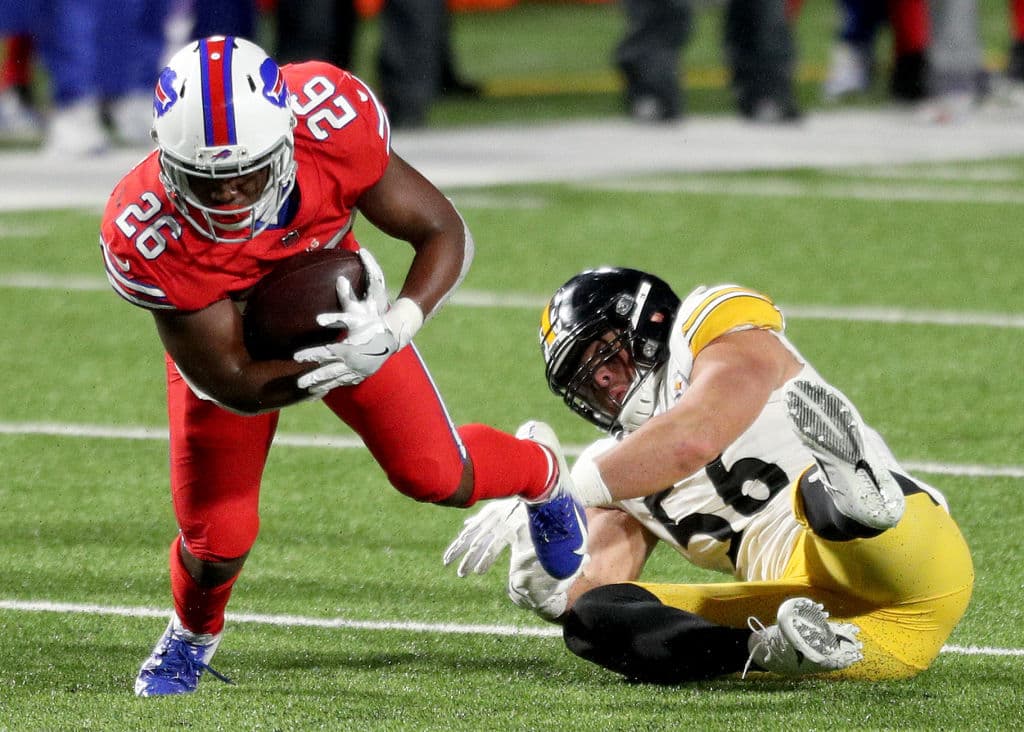 Steffon Diggs brilla con una anotación y 130 yardas por aire en la victoria 15-26 de los Bills sobre los Steelers.