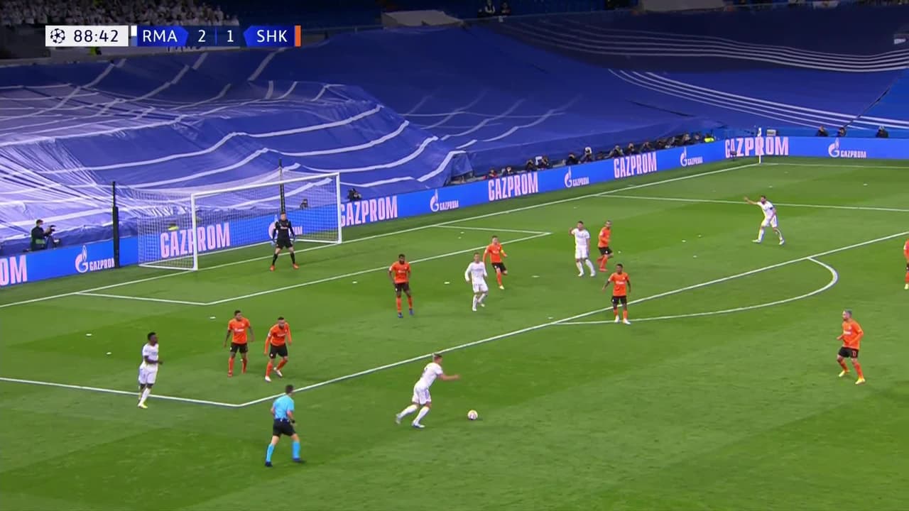 ¡TIRO ATAJADO! disparo por Toni Kroos.