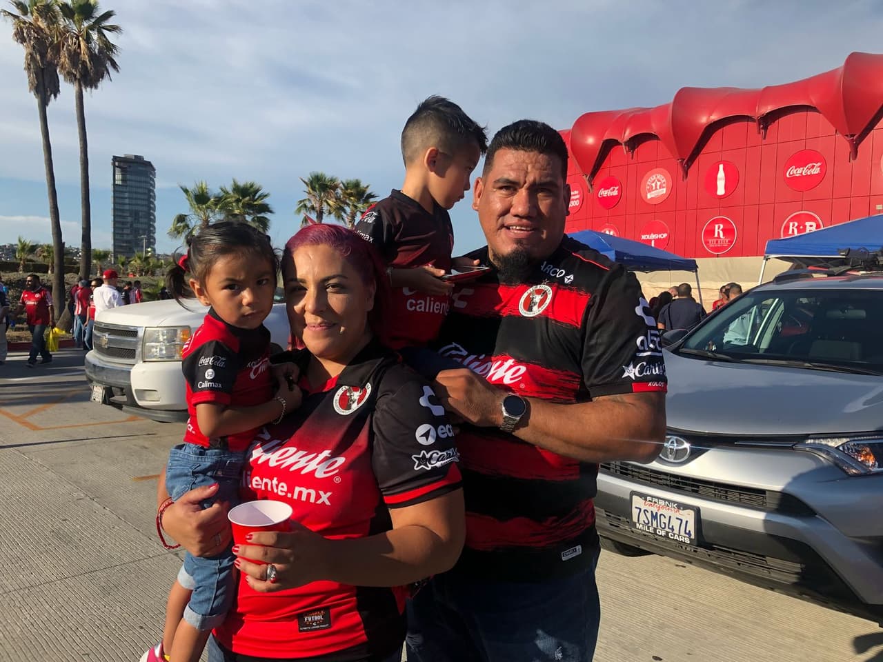 Los aficionados de Xolos de Tijuana se reunen en las afueras del estadio a pocos minutos del partido por la jornada 1 del Apertura 2018 de la Liga MX.