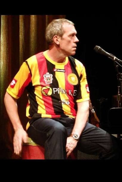 Siguiendo con los cuadro tapatíos, Hugh Laurie (Dr. House) fue brutalmente honesto y se puso la de Leones Negros. (Foto: Twitter)
