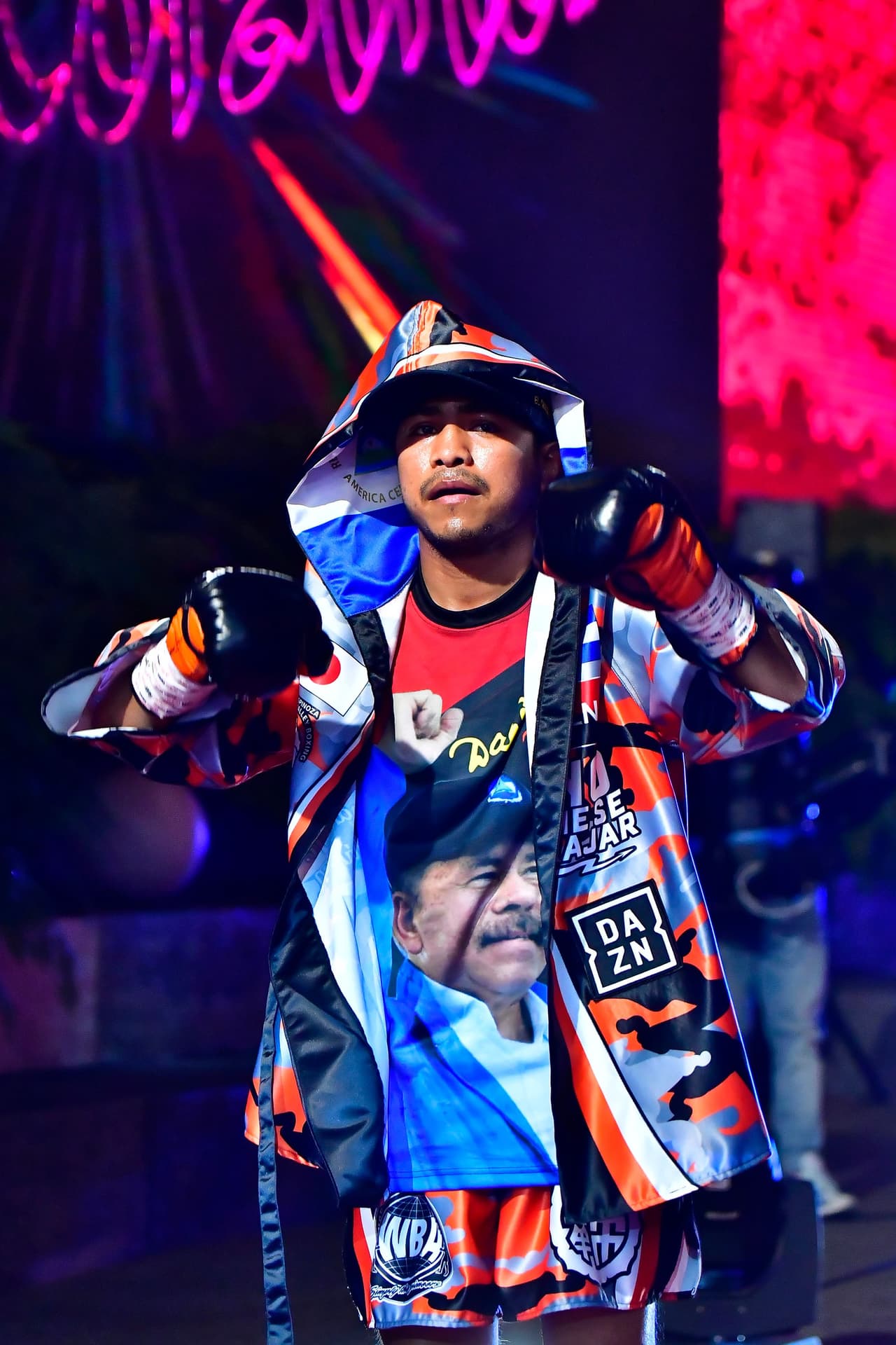 El nicaragüense retuvo el título Supermosca de la Asociación Mundial de Boxeo por decisión unánime. Con tarjetas de 118-110, 116-112 y 117-111, el retador hizo un combate serio, pero no le alcanzó.