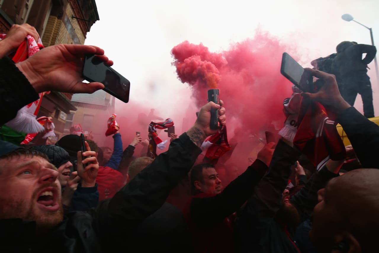 El cielo se vistió de fiesta en las calles de Liverpool, que con la presencia de los hinchas del equipo tuvieron la alegría previa al partido de ida de las semifinales de Champions League contra Roma.