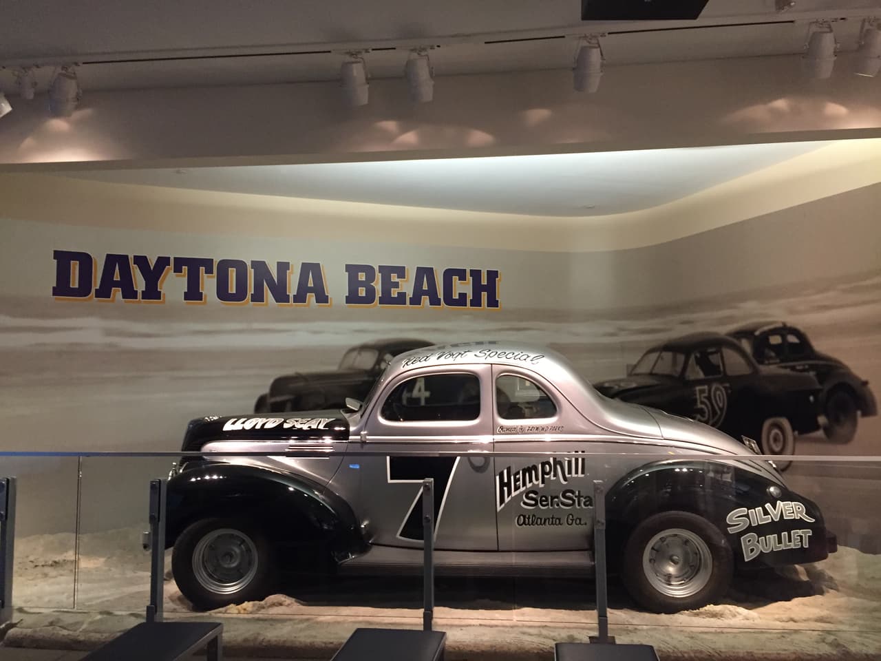 La cuna de la NASCAR es la ciudad de Daytona, en el estado de Florida, donde los fugutivos y contrabandistas que sobrevivieron a la era de la prohibición del alcohol en Estados Unidos usaron sus talentos para manejar estos bólidos de la época a latas velocidades, pero ya sin ir huyendo de una patrulla y el sonido de una sirena.