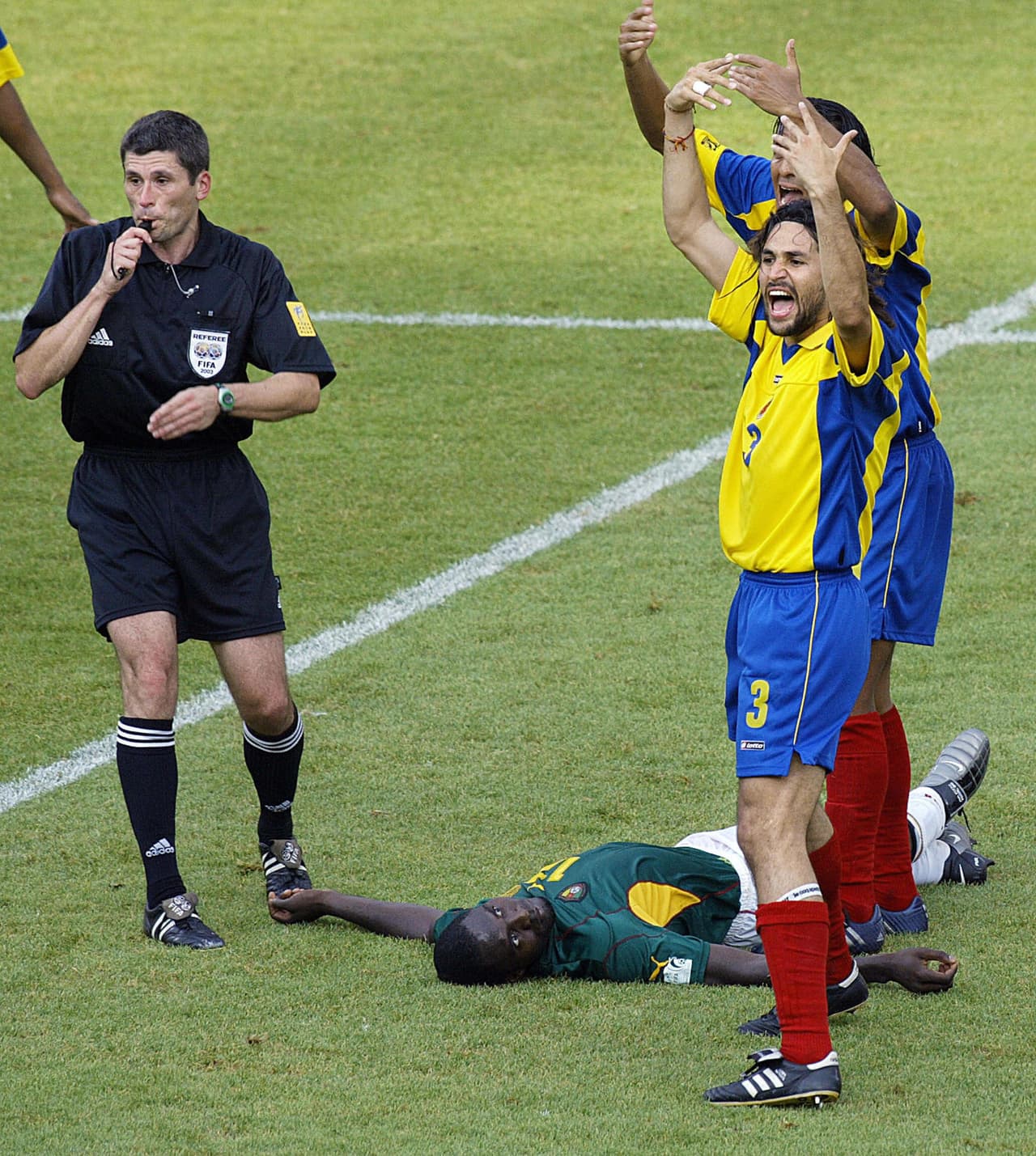 Durante las semifinales del 2003 entre Camerún y la Selección Colombia, el zaguero africano Marc-Vivien Foé se desvaneció ante los gestos de angustia de un Mario Yepes solicitando auxilio.