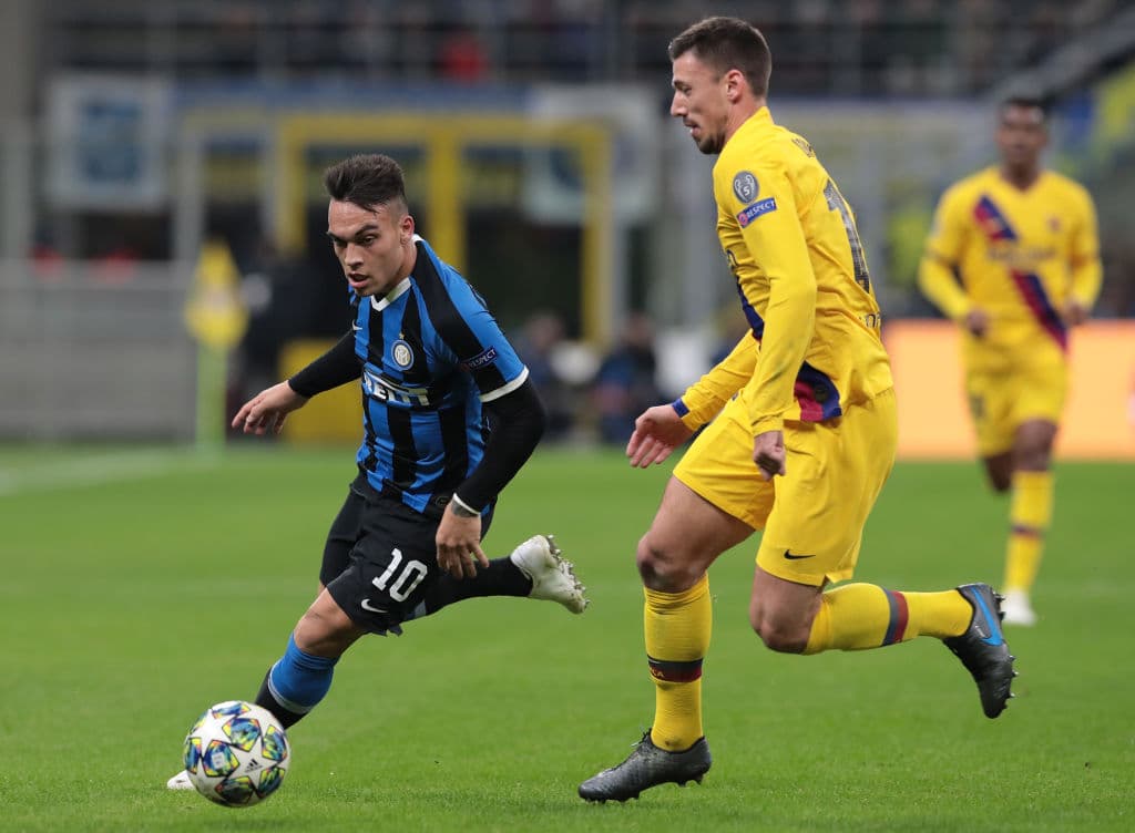 De nuevo Lenglet sufre a la delantera del Inter, ahora es Lautaro Martinez quien deja en el camino al defensor francés.