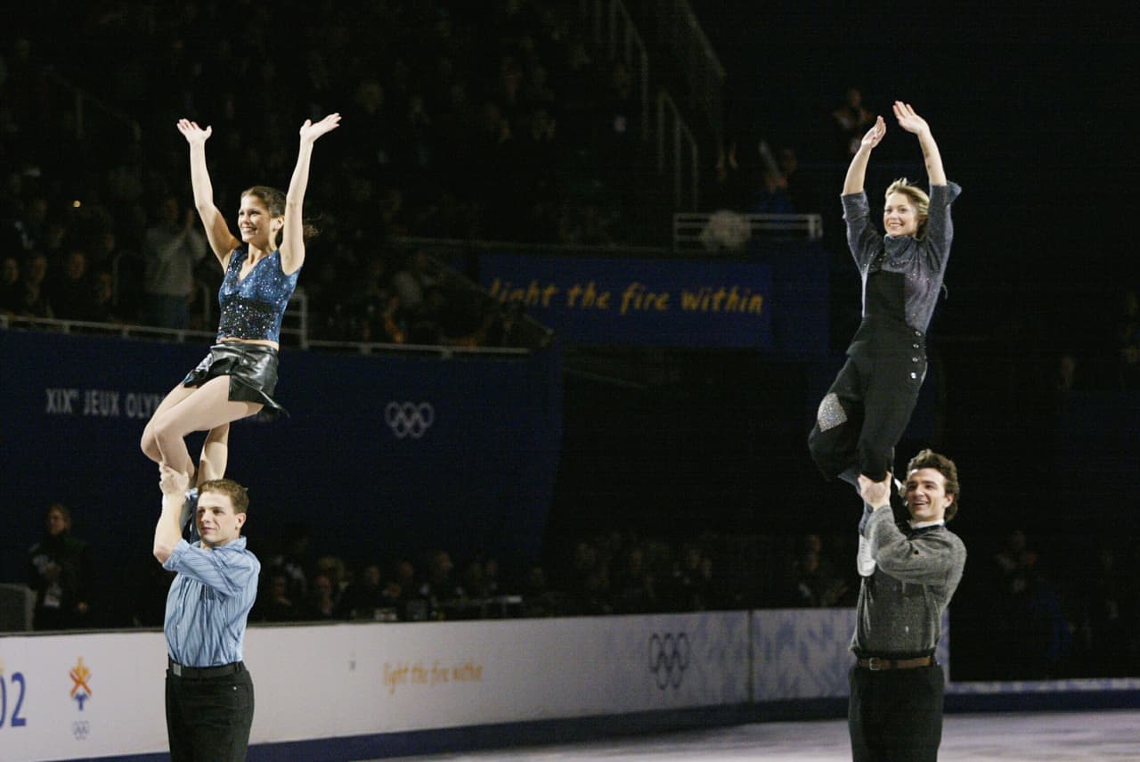De hecho, canadienses y rusos habían sido proclamado como los ganadores de la medalla de oro a la par en unos Juegos Olímpicos de Invierno, una decisión sin predecentes en la historia del deporte.