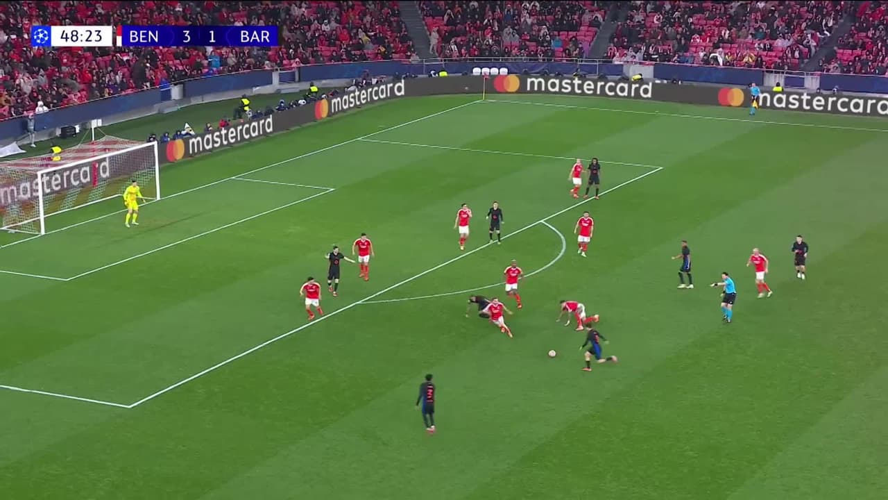 ¡TIRO ATAJADO! disparo por Jules Koundé.