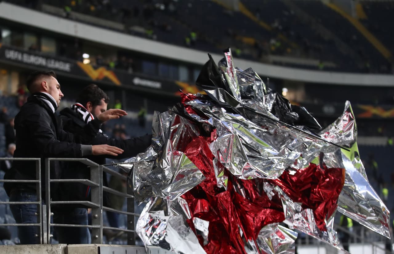 Los fanáticos se vistieron con la fiesta de los partidos de vuelta en los Dieciseisavos de final de la Europa League, los primeros de la jornada. Acá, en Eintracht Frankfurt v Shakhtar Donetsk en Alemania.