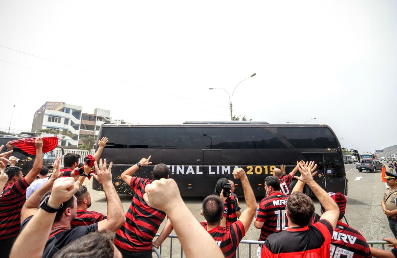 Desde Buenos Aires y Río de Janeiro al Monumental de Lima. Las hinchadas abarrotan el estadio y el ambiente es inmejorable.