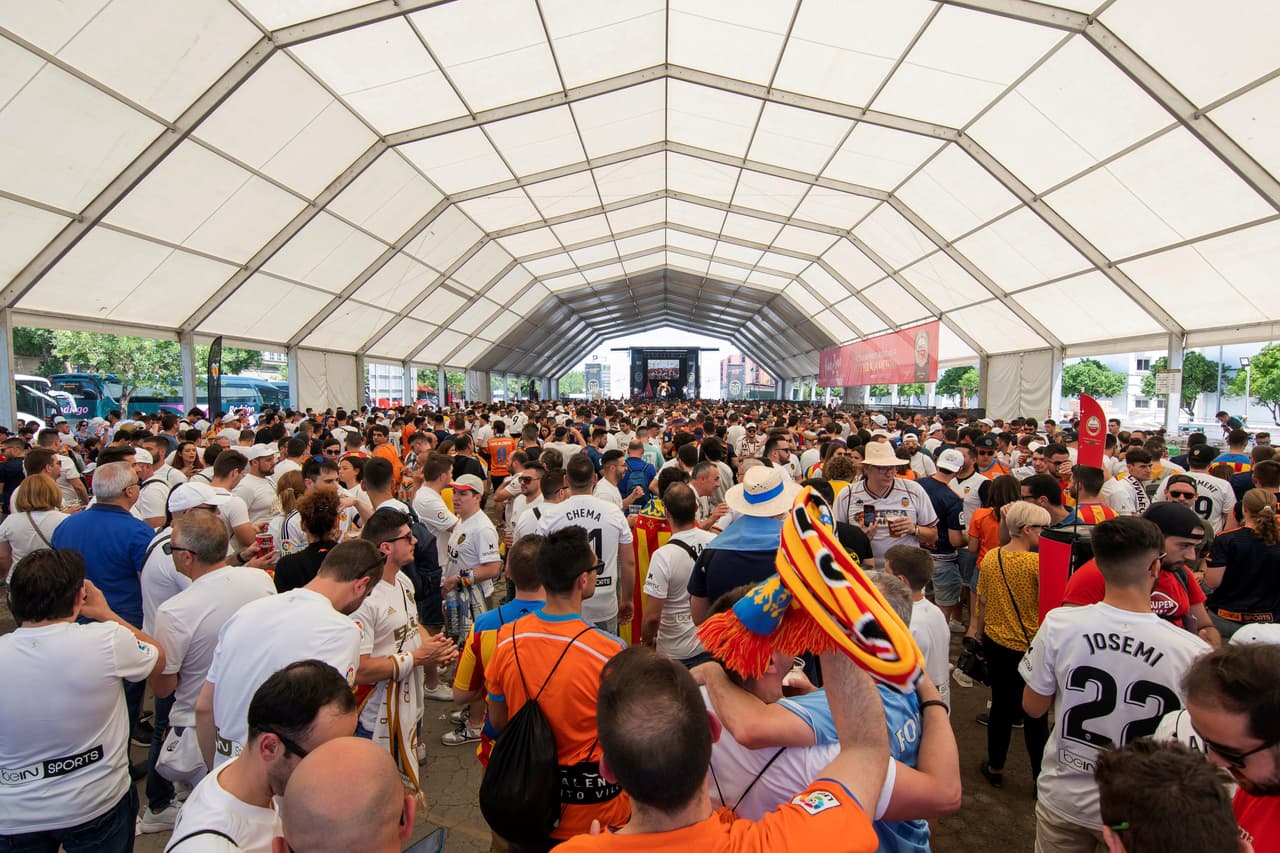 Sevilla ha sufrido el asalto de miles de aficionados del Barcelona y el Valencia, que han llegado con la ilusión de conseguir un título más en su palmarés en esta Copa del Rey. Desde muy temprano han colmado las calles de la ciudad andaluza y los FanFest dispuestos por la Real Federación (RFEF) en las cercanías del Estadio Benito Villamarín.