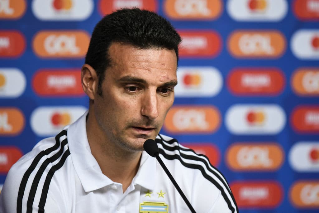 La Selección de Argentina se entrenó de cara a su partido ante Paraguay, a la que se enfrentará este miércoles en el Estadio Mineirao con la imperiosa necesidad de resarcirse tras un atroz debut en la Copa América ante Colombia que resultó en derrota por 2-0. Las expresiones de Lionel Messi y compañia reflejaron el sentir, el ánimo en el vestidor de la albiceleste. Las gesticulaciones durante la conferencia de prensa de Lionel Scaloni, entrenador argentino, reafirmaban el momento tenso que vive su equipo. ¿Podrán mejorar su ánimo?