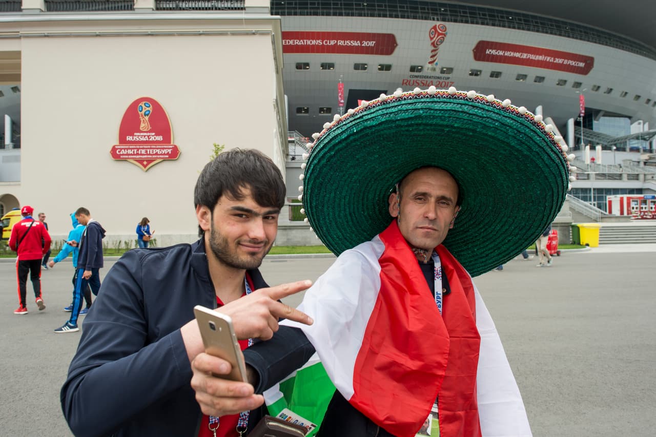 Y como no, con atuendos típicos como este aficionado portugués y su gran sombrero.
