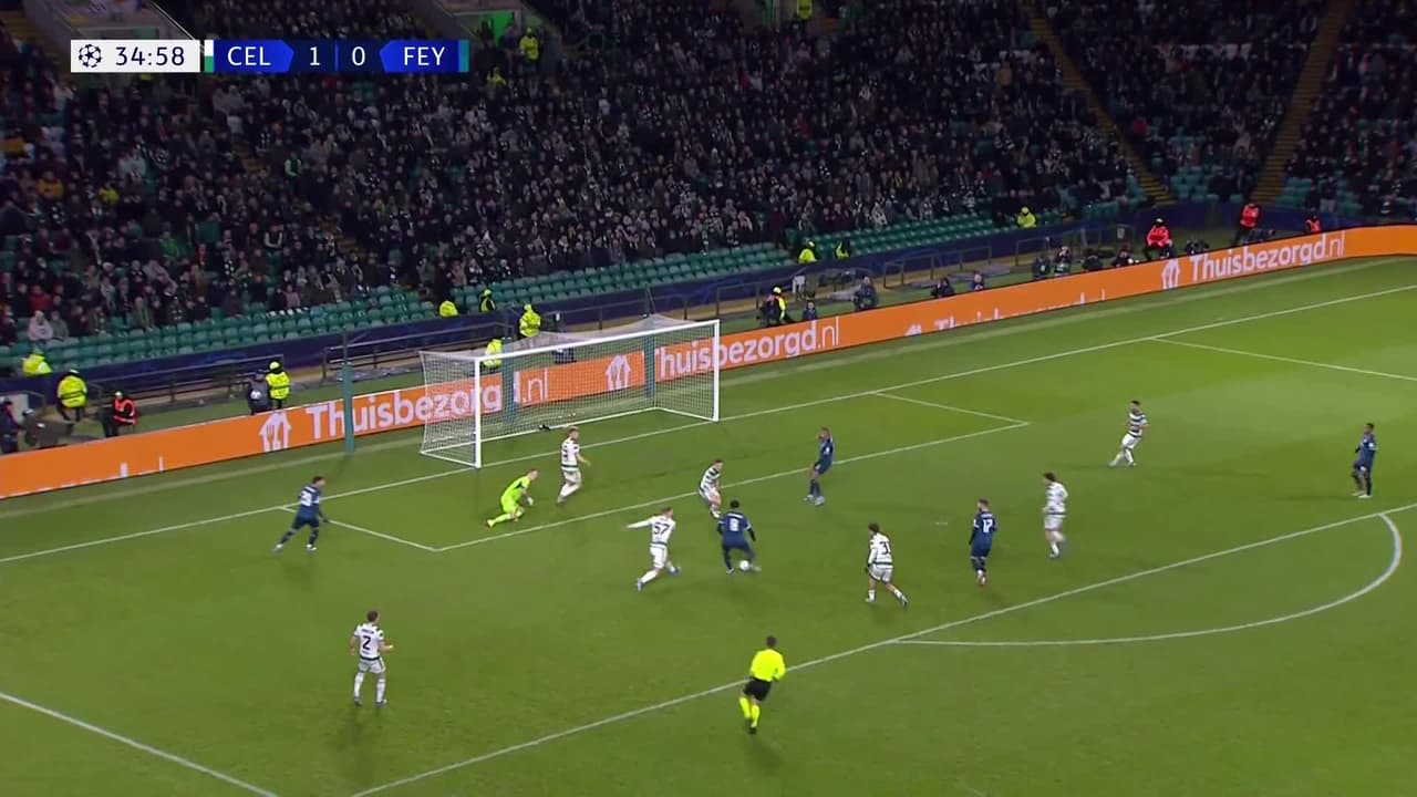 ¡TIRO ATAJADO! disparo por Santiago Giménez.