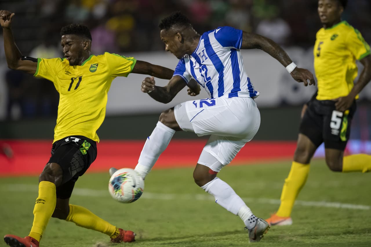 La selección hondureña comenzó con una buena propuesta de juego, mostrando las armas en los minutos iniciales.
