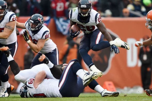 En sustitución de Arian Foster por lesión, el novato Alfred Blue consiguió 156 yardas en una marca dentro del equipo de 36 acarreos.