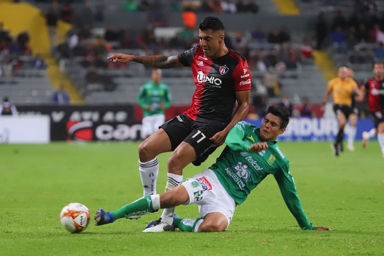 El delantero colombiano Jefferson Duque (centro) tuvo la opción más clara del partido para Atlas con un cabezazo que se fue desviado antes del medio tiempo.