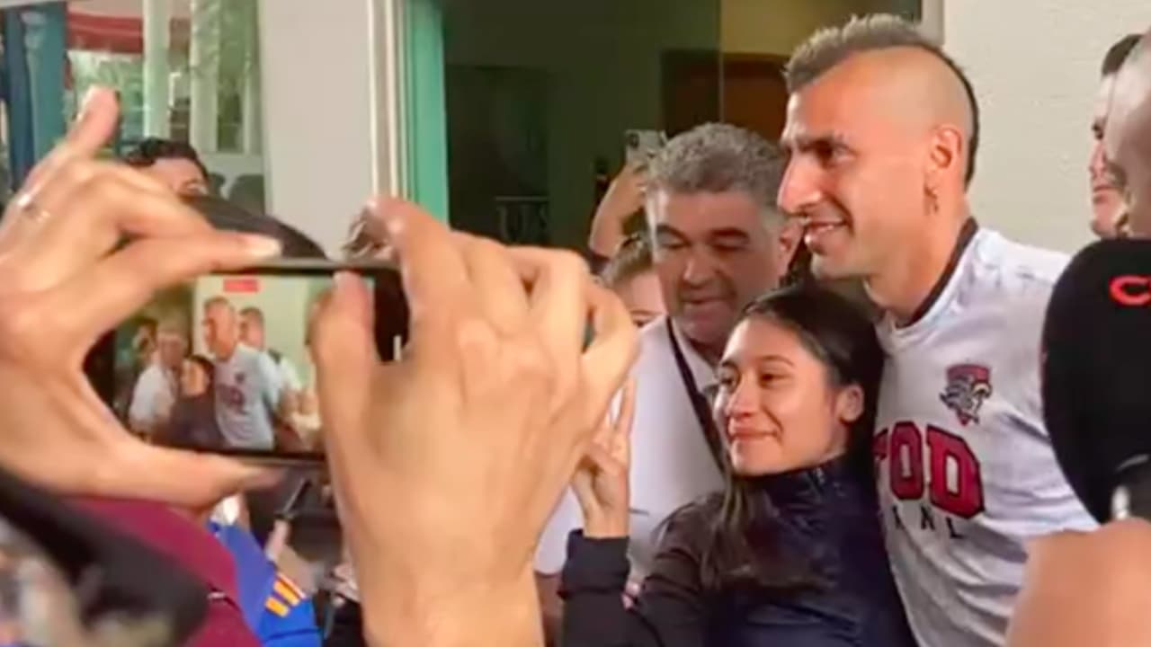 Alumna roba beso a Nahuel Guzmán de cara al Repechaje