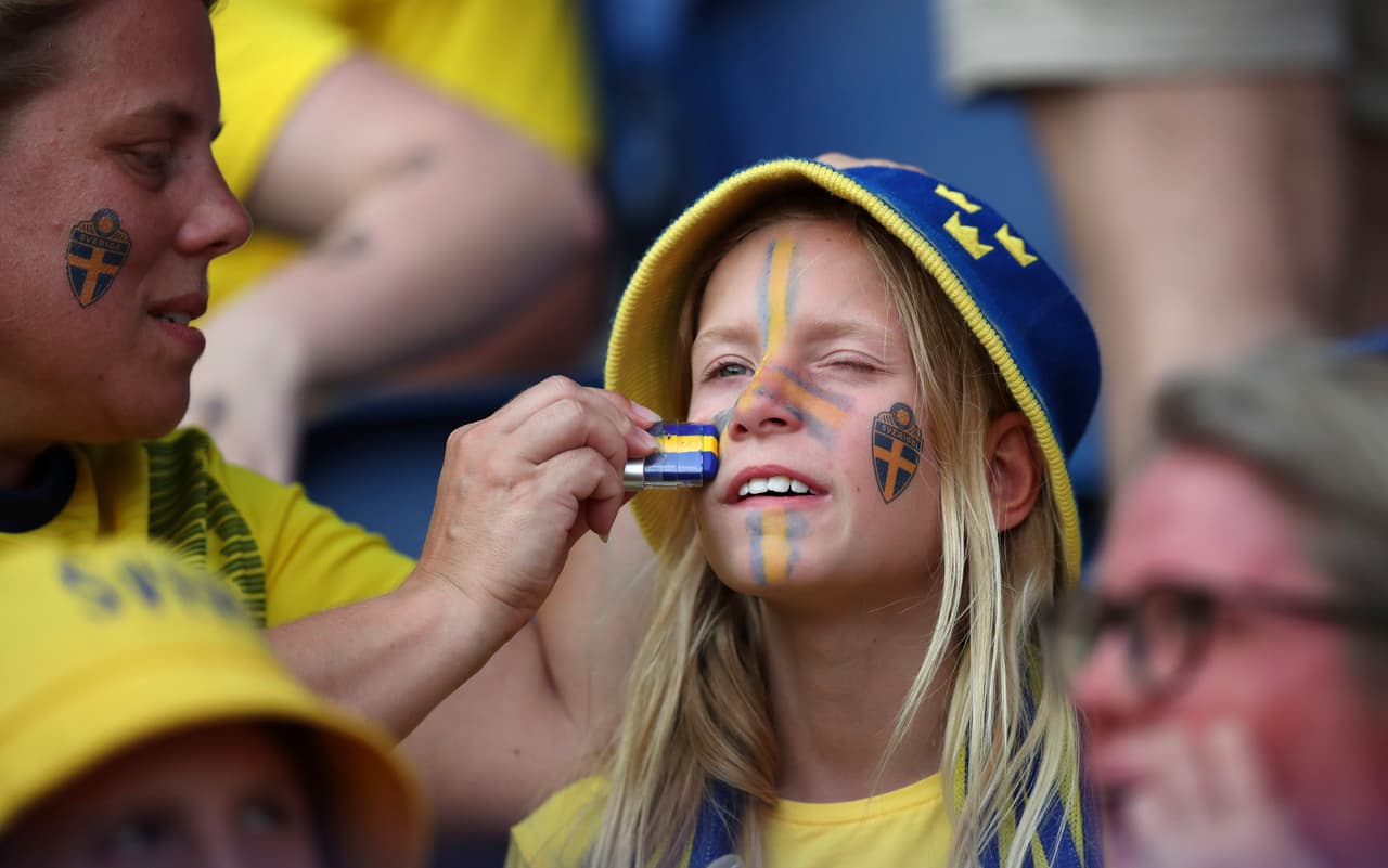 Los fanáticos de Suecia son mayoría en el Parque de los Príncipes de París para el juego contra Canadá en los Octavos de Final del Mundial femenino.