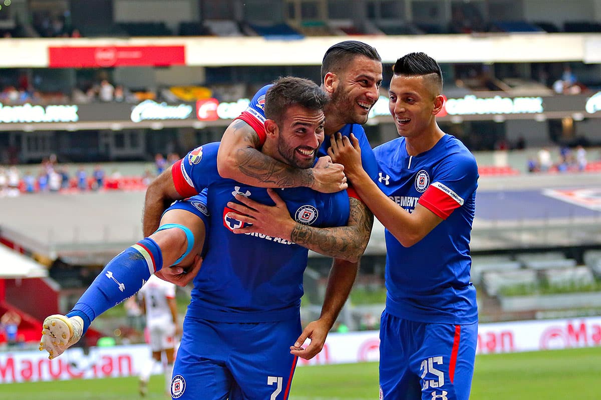Cruz Azul cerró invicto en casa el Apertura 2018 luego de vencer este sábado por 2-1 a Lobos BUAP en el Estadio Azteca por la penúltima jornada de la fase regular.