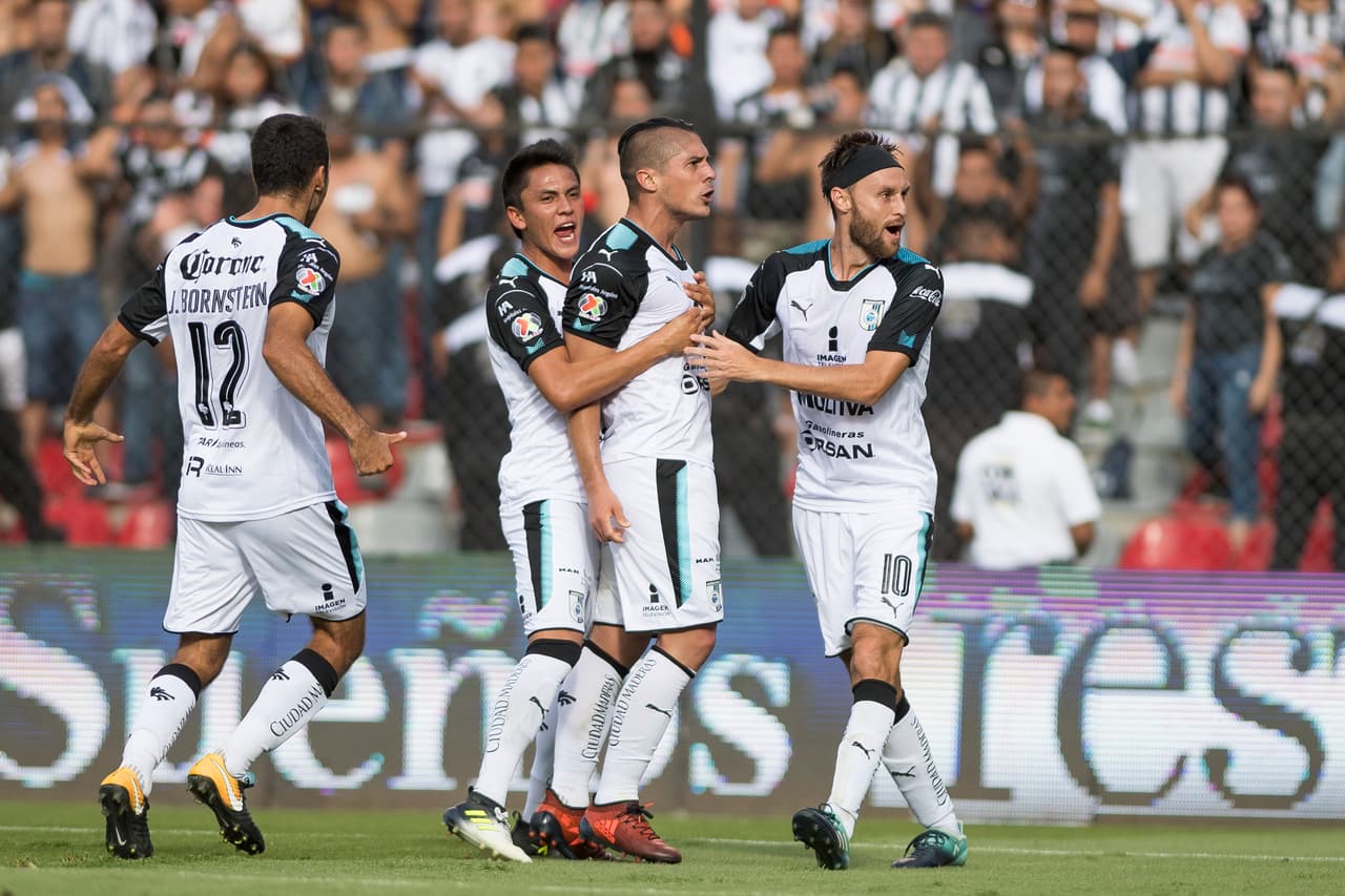 Los Gallos abrieron el marcador al minuto 38. Javier Güemez remató un tiro libre sin marca en el área chica. Desatención de la defensa rayada.