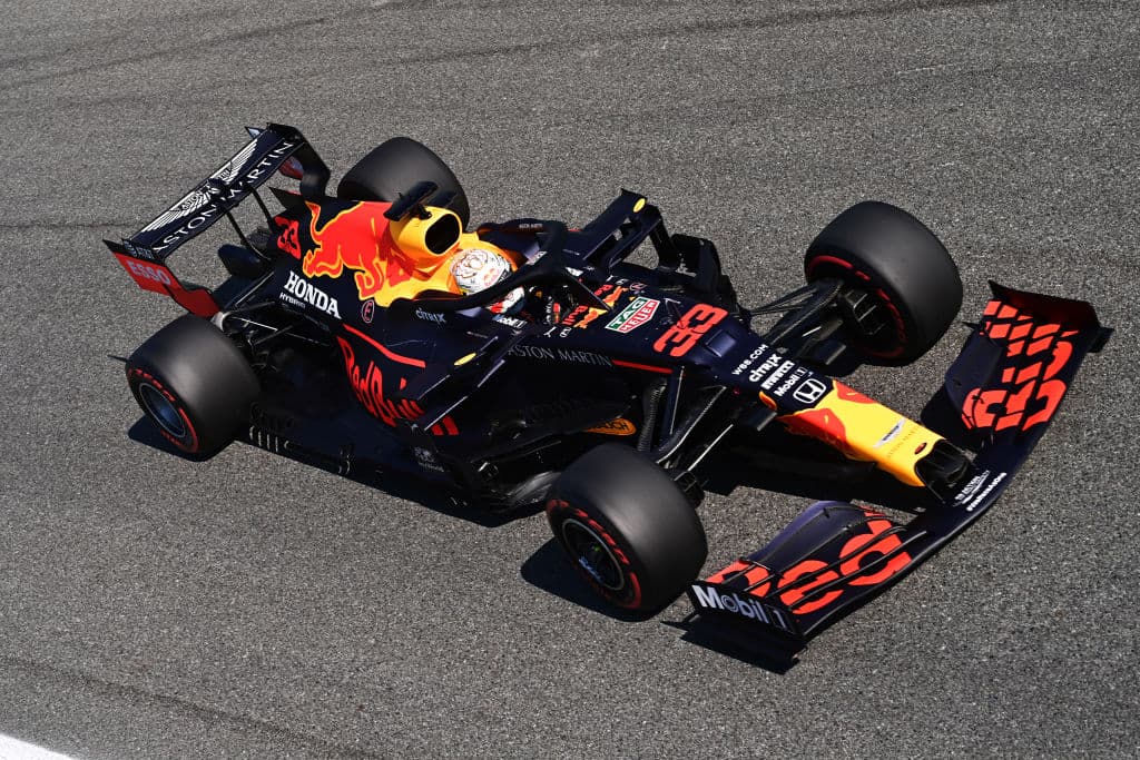 Verstappen, Norris, Ricciardo, Stroll, Albon, Gasly, Kvyat, Ocon, Leclerc, Raikkonen, Magnussen, Grosjean, Vettel, Giovinazzi, Russell y Latifi completan la parrilla de salida.