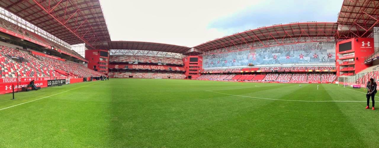 'La bombonera', con la cancha en perfecto estado, fue el recinto que albergó el encuentro.