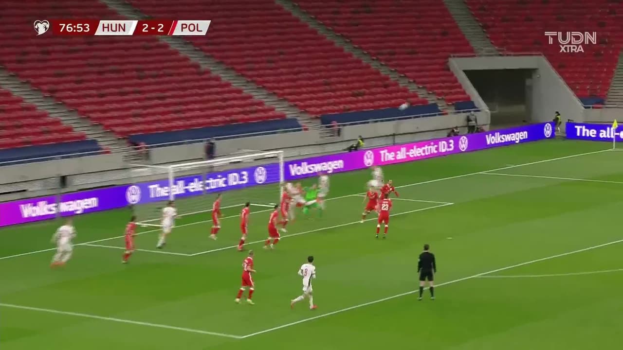 ¡GOL!  anota para Hungría. Willi Orban